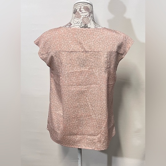 🛍️VIOLET & CLAIRE Soft‎ peach with gray dot pattern top size M. - Picture 5 of 13